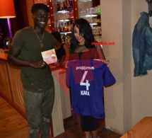 Échange de maillot et de Cd: Viviane Chidid et Kara Mbodj;