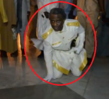 Ziar inédit de Serigne Modou KARA en position agenouillée faisant le tour de la mosquée de Touba