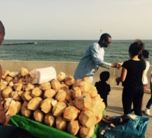 Youssou Ndour et ses enfants en train de boire l'eau de coco non loin de l'embarcadère de Gorée