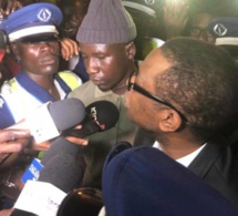 Vidéo- Les premiers mots de Youssou Ndour à sa descente de l’avion  » Youssou Yaangui Diooy » Regardez la réponse de You