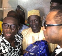 Regardez comment Pape Diouf accueille son idole Youssou Ndour à l'aéroport.