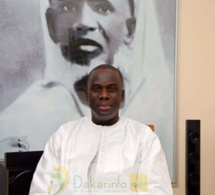 Arrêt sur image: El hadj Malick Gacko prend la pose devant son homonyme El Hadj Maodo Malick Sy (RTA)
