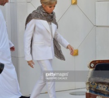 En voyage à Abu Dhabi, Brigitte Macron enlève ses chaussures, troque ses robes courtes pour une…