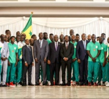 Arrêt sur image: Le président Macky Sall entouré des Lions au Palais de la République