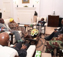 Détenu par l’armée, Robert Mugabe refuse de démissionner