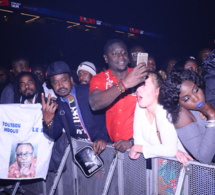 Les images dans la salle de Bercy: Youssou Ndour  bat le record des 20 300 places.