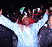 Arrêt sur image: Becaye Mbaye explore sa joie devant Youssou Ndour à Bercy.