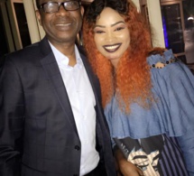 Mbathio Ndiaye de "FOTO MA" pose avec la méga-star Youssou Ndour