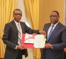 Youssou Nour présente au chef de l’Etat le trophée du prix « Praemium Imperial »