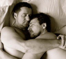 Surpris en plein ébat sexuel, un couple homosexuel reçoit la raclée de sa vie