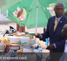 Sénégal – l’ambassadeur des USA dans les rue de Dakar. ! Regardez ce qu’il fait …