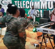 VIDÉO: Une soldat Gambienne se déchaine sur scéne avec Pape Diouf à Banjul. Regardez