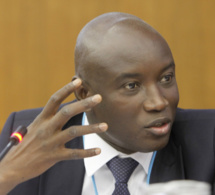 Vidéo-Feux d’artifice à Dakar : L’arrêté d’interdiction du Ministre Aly Ngouille Ndiaye déchiré et mis à la poubelle