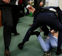 Une femme torse nu s’en prend au président du…