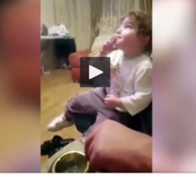Cette fillette de 2 ans fume une cigarette et ses parents ne disent rien...