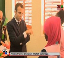 Visite et inauguration au collège Hann Bel air : le président Macron dans une salle de classe …