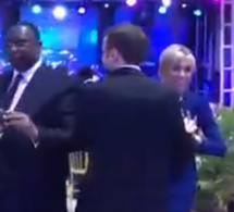 Après la Signature des contrats, Macky et Macron s’éclatent au son de Baba Maal , Regardez!