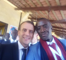 PHOTO: Jonhson Mbengue le chargé de la communication de l'APIX en toute complicité avec le Président Français Macron.