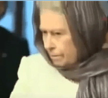 Vidéo: La reine d’Angleterre dans une mosquée pour suivre le coran Vidéo: La reine d’Angleterre dans une mosquée pour suivre le coran