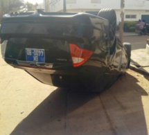 Une voiture s'est renversée à la cité Djily Mbaye, le conducteur a pris la fuite
