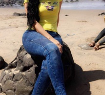Lina Kreaime de la RTS1 respire la forme au bord de la mer.