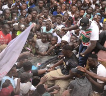 Le vainqueur de SA THIES, Boy Niang offre son drapeau à Ama Baldé: C'est Pikine qui gagne.