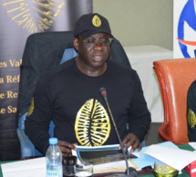 45 IMAGES, Le Président Mbagnick Diop en réunion avec son équipe pour les innovation du GALA DES CAURIS D'OR le 07 avril King Fahd Place. REGARDEZ