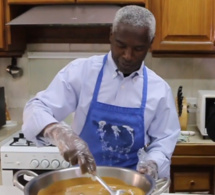 L’ambassadeur des États-Unis au Sénégal, Tulinabo Mushingi prépare du Ngalax et …