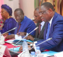 Macky reçoit nuitamment les enseignants au Palais, propose 85 000 FCFA et les supplie de...