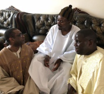 Le ministre conseiller Youssou Ndour, en compagnie de son ami Serigne Abdourahmane Mbacké chez le khalife de Serigne Abdou Lahat à Touba.