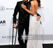 Neymar et sa petite amie Bruna Marquezine 22 ans sur le tapis rouge, avec ses béquilles au…