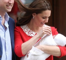 l’épouse du prince William, a donné naissance: la robe de Kate Midd­le­ton pour sa sortie de l’hô­pi­tal