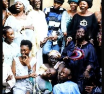 Youssou Ndour dans les années 80 entouré de sa famille ...Papa, maman, tantes, grand mère, frères et soeurs