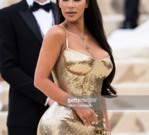 Kim Kardashian s’affiche avec une robe tout en or pour le…