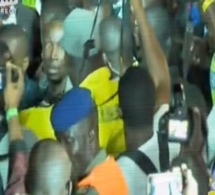 Arrivée de Pape Diouf avec une luxueuse limousine
