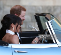 Meghan Markle et le prince Harry arrivent à la réception de leur Mariage à bord d’une jaguar électrique