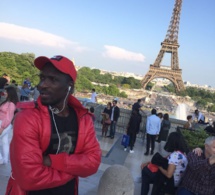 Le chanteur Demba Guissé en mode "DAAK KOOR" au Tour Effeil de Paris.