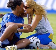 Ronaldinho va se marier avec deux femmes, le Brésil interdit la ….