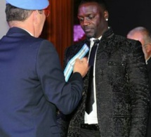 Akon décoré de la distinction de commandeur pour médaille commémorative …