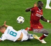 Egalisation de Liverpool !! PAR Sadio Mané sur le corner. Il célèbre le but comme Salah, en hommage à l’Egyptien.