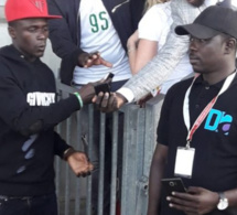 Séllé Mbaye le photographe attitré du site Dakaractu en compagnie de la star de Sadio Mané