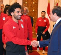 Egypte : Mohamed Salah rassure le président Sissi sur son épaule