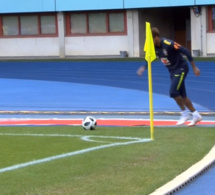 Vidéo – Brésil: Neymar régale à l’entrainement avec un corner direct tiré derrière la ligne