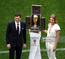 Natalia Vodianova et Iker Casillas dévoilent le Trophée de la Coupe du Monde 2018 dans sa…