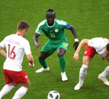 Photos : Sadio Mané encerclé par les Polonais