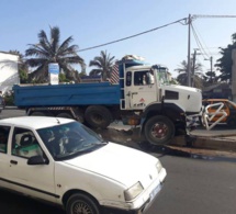 Route des Almadies : un camion quitte sa voie et monte sur la séparation en béton