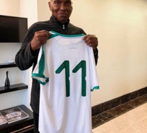 Cheikh Ndoye offre son maillot au président Wade