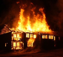 Fass Delorme : Une bougie déclenche un violent incendie et réduit en cendres deux baraques