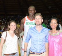Lena Sene  en compagnie de l'ambassadeur de la Grande Bretagne et Gorgui Sy Dieng.