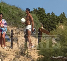 Alors que le monde du football panique sur les rumeurs, Cristiano Ronaldo sur une plage en Grèce avec sa petite amie